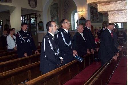 Strażacy OSP Lewino w galowych mundurach podczas nabożeństwa w kościele.