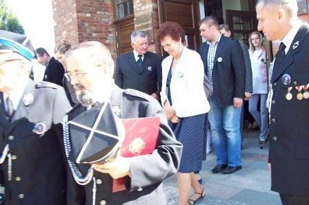 Druhna OSP Lewino otrzymuje pamiątkowy prezent na uroczystości.