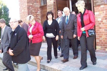 Uczestnicy uroczystości OSP Lewino, w tym oficjele, przed budynkiem.