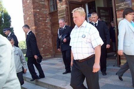 Uczestnicy spotkania lub uroczystości OSP Lewino przed budynkiem.