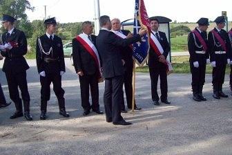 Strażacy OSP Lewino ze sztandarem podczas uroczystości.