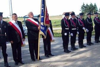 Strażacy OSP Lewino podczas uroczystości ze sztandarem.