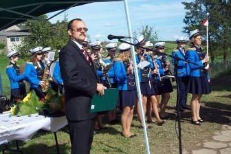Przemówienie na ceremonii OSP Lewino, w tle uczestnicy.