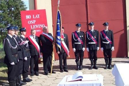 Strażacy OSP Lewino na uroczystości ze sztandarem.