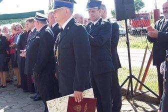 Członkowie OSP Lewino podczas uroczystości przekazania sztandaru.