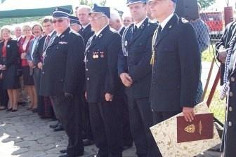 Grupa strażaków OSP Lewino w mundurach podczas uroczystości przekazania sztandaru.