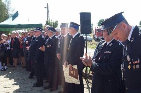 Strażacy OSP Lewino w mundurach podczas uroczystości przekazania sztandaru.