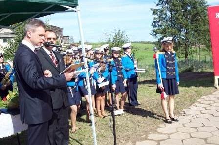 Oficjele i młodzież w mundurkach podczas ceremonii Sztandaru OSP Lewino.