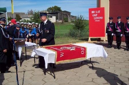 Strażacy OSP Lewino podczas uroczystości prezentacji nowego sztandaru.