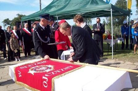 Uroczyste przekazanie sztandaru dla OSP Lewino z udziałem strażaków i oficjeli.