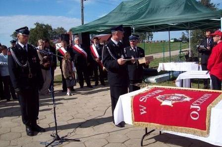 Uroczystość przekazania sztandaru dla OSP Lewino z strażakami w mundurach.
