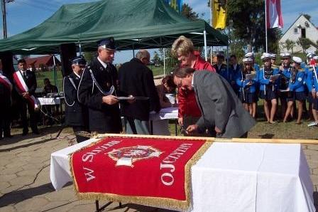 Ceremonia przekazania sztandaru dla OSP Lewino.