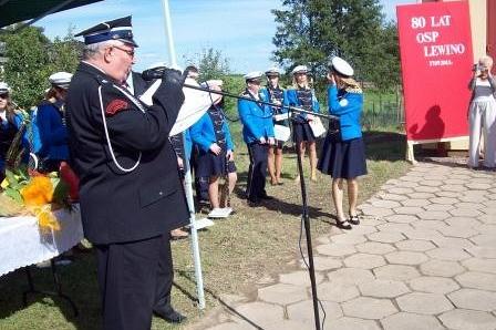 Strażak przemawia do członków OSP Lewino podczas uroczystości nadania sztandaru.