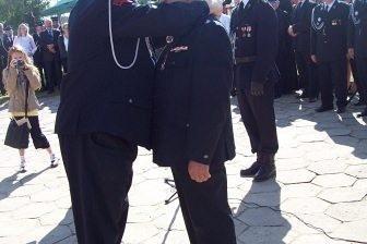 Strażacy OSP Lewino w mundurach, przygotowujący się do ceremonii sztandarowej.