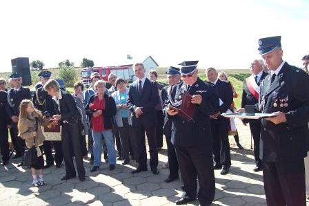 Strażacy OSP Lewino i goście na oficjalnej uroczystości pod gołym niebem.