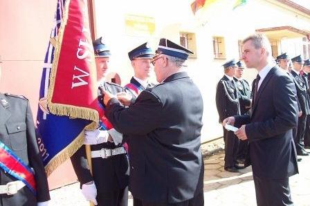 Uroczystość wręczenia sztandaru dla Ochotniczej Straży Pożarnej w Lewinie.