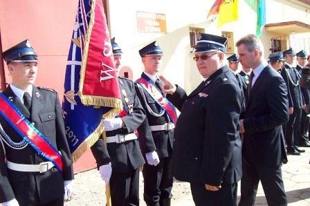Strażacy OSP Lewino uczestniczą w ceremonii przekazania sztandaru.
