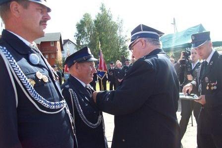 Przypięcie odznaczenia mundurowemu OSP Lewino.