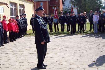 Osoby w mundurach i cywilnych strojach na uroczystości OSP Lewino.