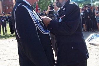 Odznaczenie strażaka OSP Lewino podczas uroczystości.