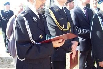 Członkowie OSP Lewino w mundurach podczas uroczystości przekazania sztandaru.