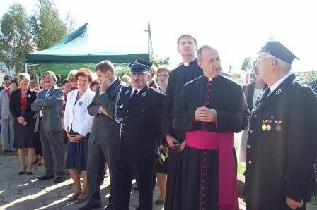 Uroczystość OSP Lewino z udziałem strażaków i duchowieństwa.