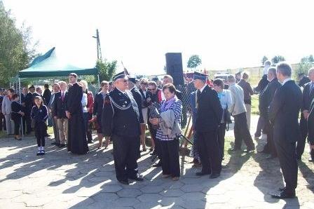 Zgromadzenie uczestników uroczystości wręczenia sztandaru OSP Lewino.