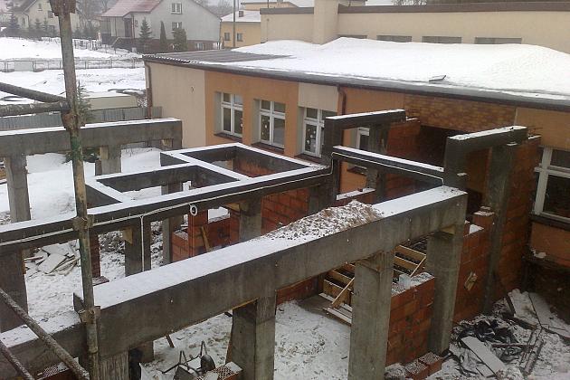 Ośnieżony plac budowy, postęp prac w ramach Regionalnego Programu Operacyjnego Pomorskie.