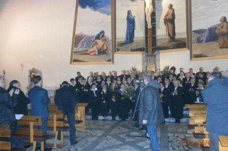 Chór i wierni w kościele podczas requiem w Gdyni, pod krucyfiksem.