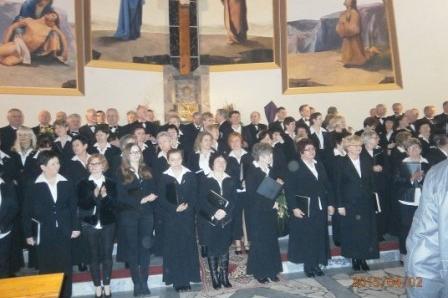 Chór w ciemnych strojach podczas uroczystości Requiem w Gdyni.