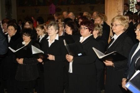 Chór wykonuje requiem w Lini.