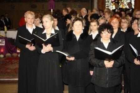 Chór śpiewający Requiem.