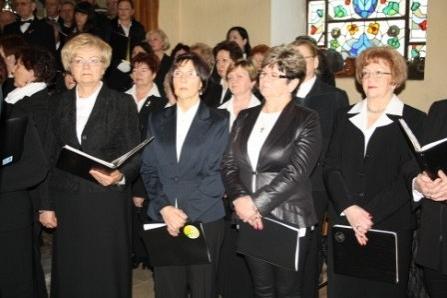 Chór z partyturami podczas koncertu Requiem.