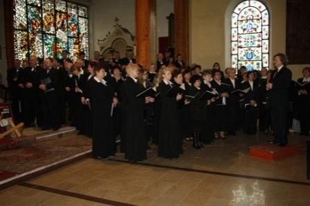 Chór wykonujący requiem w kościele
