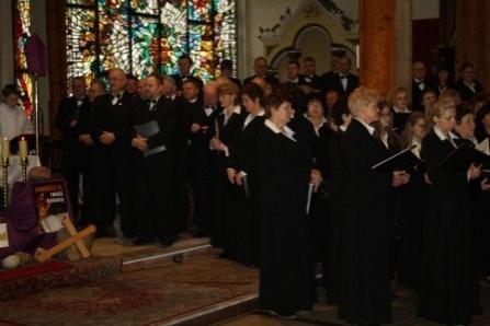 Chór z Linii wykonuje Requiem