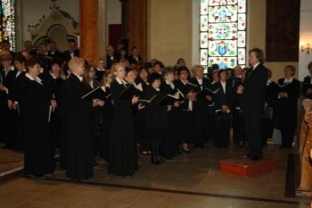 Chór Requiem w kościele.
