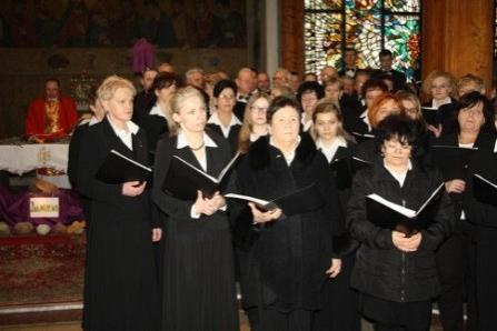 Chór przed występem Requiem w kościele.