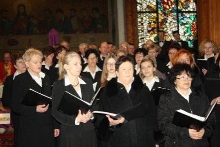 Chór śpiewa w kościele podczas requiem.