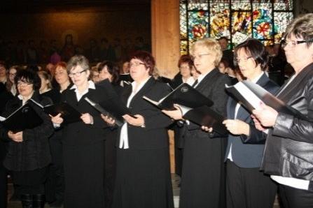 Chór wykonuje Requiem