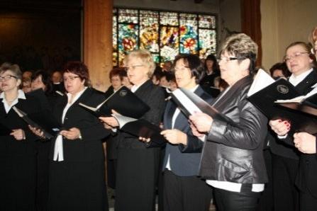 Chór śpiewa requiem