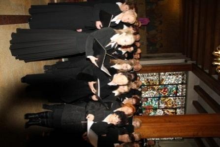 Ludzie uczestniczący w uroczystości Requiem.