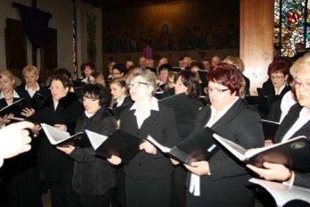 Chór śpiewa Requiem w kościele w Linii.
