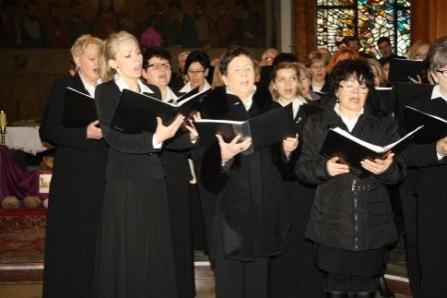 Chór śpiewa utwór REQUIEM