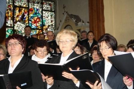 Chór śpiewający Requiem w kościel
