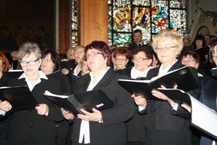 Wykonanie Requiem przez chór w kościele