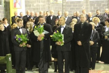 Chórzyści podczas wykonania Requiem.