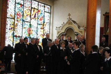 Chór męski śpiewa requiem w kościele
