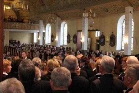 Wierni zgromadzeni w kościele podczas Requiem w Lini.