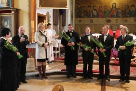 Ludzie w uroczystych strojach na requiem