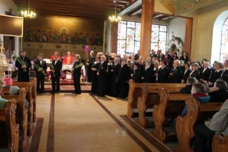 Msza Requiem w kościele w Lini z chórem i wiernymi.
